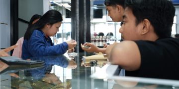 Pengunjung saat Menjual Emas di Toko Emas di Jalan DI Panjaitan, foto: Mael/detak.media