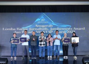 Foto bersama para pemenang Lomba Karya Jurnalistik Tahun 2023 BPJS Kesehatan. (ANTARA/HO-BPJS kesehatan)