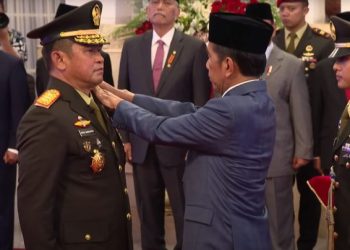 Presiden RI Joko Widodo (Jokowi) melantik Letnan Jenderal TNI Maruli Simanjuntak sebagai Kepala Staf Angkatan Darat (KSAD), di Istana Negara, Jakarta, Rabu (29/11/2023), foto: ist/setkab.go.,id