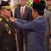 Presiden RI Joko Widodo (Jokowi) melantik Letnan Jenderal TNI Maruli Simanjuntak sebagai Kepala Staf Angkatan Darat (KSAD), di Istana Negara, Jakarta, Rabu (29/11/2023), foto: ist/setkab.go.,id