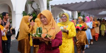 PKK Dispar Kepri (Kurung Kuning) saat Melakukan Parade Lomba Kue Tradisional Khas Melayu, foto: Mael/detak.media