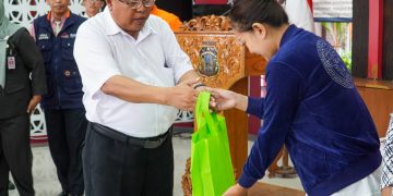 Walikota Blitar Santoso saat berikan paket bantuan gizi pada salah satu warga rawan stunting, foto: Dani ES/detak.media