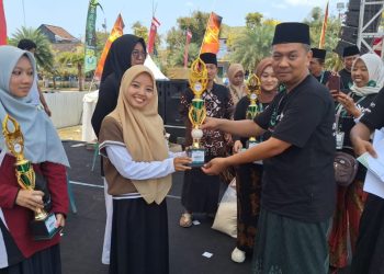 Ketua DPRD Kota Blitar dr Syahrul Alim saat memberikan piagam pada santri berprestasi di Fesantren 2023, foto: Dani ES/detak.media