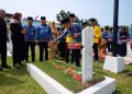 Pj Wako Tanjungpinang, Hasan saat Menabur Bunga di Taman Makam Pahlawan, foto: Mael/detak.media