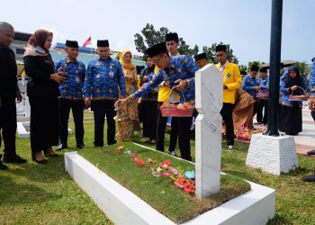 Pj Wako Tanjungpinang, Hasan saat Menabur Bunga di Taman Makam Pahlawan, foto: Mael/detak.media