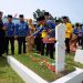 Pj Wako Tanjungpinang, Hasan saat Menabur Bunga di Taman Makam Pahlawan, foto: Mael/detak.media