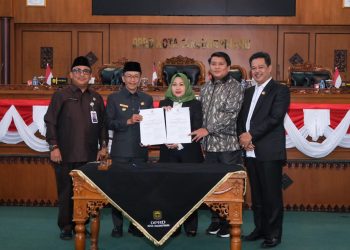 Pj Wali Kota saat foto bersama dengan pimpinan DPRD Tanjungpinang, foto: ist/detak.media