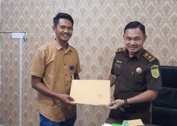 Ketua LPK Kepri, Riyan saan Menyerahkan Laporan dugaan Penggantian Kemasan Beras Bulog ke Kejari Tanjungpinang, foto: LPK Kepri