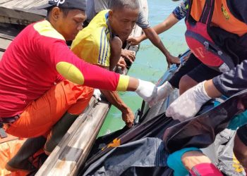 Tim Pencarian saat Mengevakuasi Jasad Korban, foto: Sar Tanjungpinang