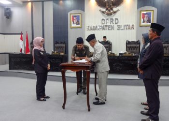 impinan DPRD Kabupaten Blitar melakukan penandatanganan bersama Bupati Blitar Rini Syariah, atas persetujuan Raperda APBD 2024, foto: Dani ES/detak.media