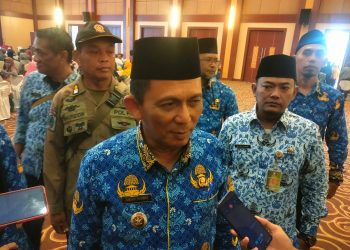 Gubernur Kepri, Ansar Ahmad saat Diwawancarai di Kantor Gubernur Kepri, foto: Mael/detak.media