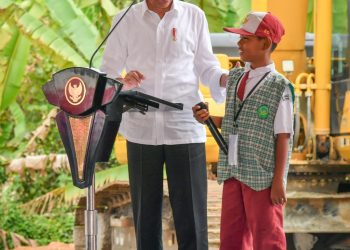 Presiden Joko Widodo melakukan peletakan batu pertama revitalisasi Sekolah Dasar Negeri 020 Sepaku, Kabupaten Penajam Paser Utara, Provinsi Kalimantan Timur, Rabu (01/11/2023). (Foto:BPMI Setpres)