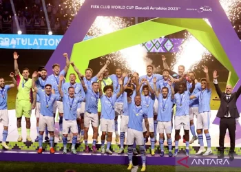 Pesepak bola Manchester City Kyle Walker (tengah) mengangkat tropi bersama rekannya setelah timnya berhasil menjuarai Piala Dunia Antarklub 2023 seusai laga final melawan Fluminense di King Abdullah Sports City, Jeddah, Arab Saudi, Sabtu (23/12/2023). Manchester City keluar sebagai juara setelah mengalahkan Fluminense dengan skor 4-0. ANTARA FOTO/Reuters/Ahmed Yosri/nym.