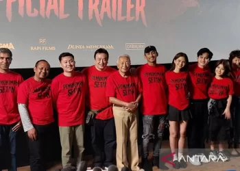 Foto bersama pemain dan sutradara serta kru film "Pemukiman Setan" di Jakarta, Jumat (15/12/2023). ANTARA/Fitra Ashari/am.