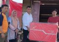 Bupati Natuna Wan Siswandi didampingi Kepala Dinas Sosial Natuna, Puryanti beserta Kepala BPBD Natuna, Raja Dharmika, saat meninjau rumah warga terkena angin puting beliung sekaligus menyerahkan bantuan sementara (foto : ist)