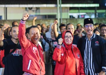 Aris Dedi Arman dan Sri Rahayu saat berfoto bersama dengan tim sukses Banteng Cilik, foto: Dani ES/detak.media