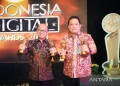 Sekjen Kemnaker Anwar Sanusi (kiri) menerima Indonesia Digital Initiative Award (IDIA) 2023 di Jakarta, Kamis (21/12/2023). ANTARA/HO-Kemnaker/am.