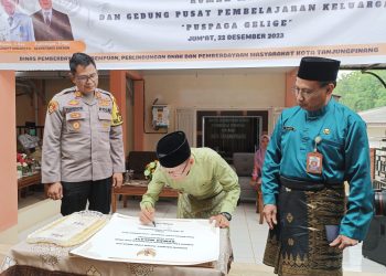 Pj Walikota Tanjungpinang, Hasan saat Menandatangani Prasasti Rumah Perlindungan Anak dan Perempuan di Jalan Ahmad Yani, foto: Mael/detak.media