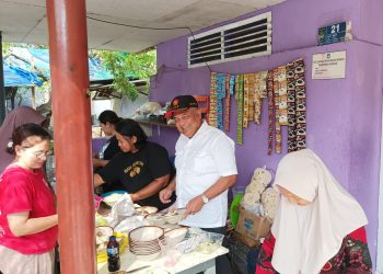 Endro Hermono ikut menyiapkan sajian soto ayam kampung di Warung Gratis Gerindra, Plosokerep, Kota Blitar, foto: Dani ES/detak.media