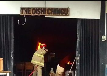 Petugas Pemadam Kebakaran saat Memadamkan Api yang Melalap The Oishi Chingu cafee, foto: Mael/detak.media