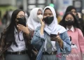 Arsip foto - Warga menggunakan masker saat berjalan di Jakarta, Jumat (8/11/2023). Pengurus Besar Ikatan Dokter Indonesia (PB IDI) mengimbau masyarakat kembali taat mematuhi protokol kesehatan terutama memakai masker mengingat kasus COVID-19 di Indonesia mulai menunjukkan tren kenaikan kasus. ANTARA FOTO/Hafidz Mubarak A/rwa.