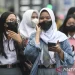 Arsip foto - Warga menggunakan masker saat berjalan di Jakarta, Jumat (8/11/2023). Pengurus Besar Ikatan Dokter Indonesia (PB IDI) mengimbau masyarakat kembali taat mematuhi protokol kesehatan terutama memakai masker mengingat kasus COVID-19 di Indonesia mulai menunjukkan tren kenaikan kasus. ANTARA FOTO/Hafidz Mubarak A/rwa.