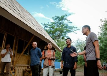 Menparekraf Sandiaga Uno meninjau Kampus Bambu Komodo yang menjadi rumah produksi bersama untuk mengolah bambu di kawasan Destinasi Gua Batu Cermin, Manggarai Barat, Selasa (5/12/2023).