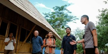 Menparekraf Sandiaga Uno meninjau Kampus Bambu Komodo yang menjadi rumah produksi bersama untuk mengolah bambu di kawasan Destinasi Gua Batu Cermin, Manggarai Barat, Selasa (5/12/2023).