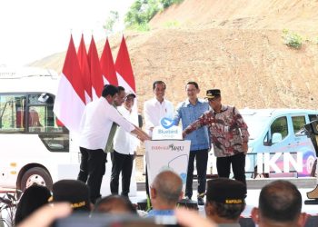Presiden Jokowi meluncurkan transportasi ramah lingkungan Blue Bird Group, Kamis (21/12/2023) di IKN, Penajam Paser Utara, Kalimantan Timur. (Foto: BPMI Setpres/Muchlis Jr)