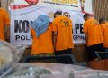 Tersangka ES dan RK usai Diringkus Satnarkoba Polresta Tanjungpinang, foto: Mael/detak.media