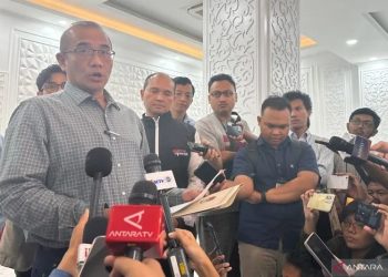 Ketua KPU RI Hasyim Asy’ari (kiri) saat memberikan keterangan di Jakarta, Rabu (6/12/2023). (ANTARA/Rio Feisal)