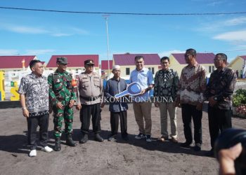 Bupati Natuna Wan Siswandi menyerahkan kunci rumah hunian tetap untuk warga serasan yang terdampak longsor
