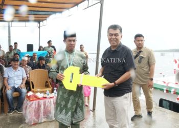 Bupati Natuna Wan Siswandi saat menyerahkan kunci transportasi Puskesmas Keliling untuk wilayah Pulau Subi (foto : Diskominfo)