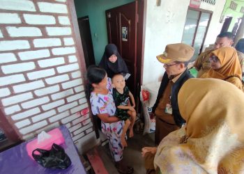 Penjabat Walikota, Hasan saat Menyerahkan Bantuan Beras CPPD kepada Keluarga Anak Penderita Gizi Buruk di Jalan Kuantan, foto: Mael/detak.media