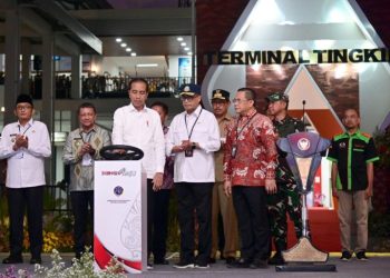 Presiden RI Joko Widodo (Jokowi) saat meresmikan Terminal Tipe A Tingkir, Terminal Paya Ilang, dan Terminal Anak Air, di Terminal Tingkir, Kota Salatiga, Jawa Tengah, Rabu (13/12/2023), foto: ist/setkab.go.id