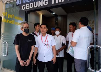 Tersangka Hariyadi dan M. Ichsan Noor saat Akan Dilakukan Tahap II ke Kejari Tanjungpinang, Rabu (6/12), foto: Mael/detak.media