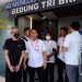 Tersangka Hariyadi dan M. Ichsan Noor saat Akan Dilakukan Tahap II ke Kejari Tanjungpinang, Rabu (6/12), foto: Mael/detak.media