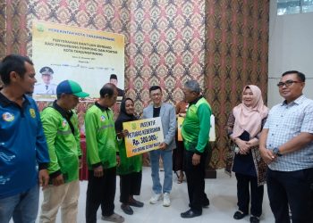 Pj Walikota Tanjungpinang, Hasan saat Menyalurkan Insentif untuk Petugas Kebersihan, foto: Mael/detak.media