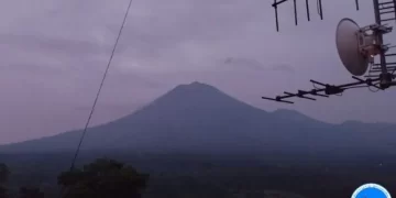 Gunung Semeru yang terpantau dari Pos Pengamatan Gunung Semeru di Gunung Sawur, Kabupaten Lumajang, Jawa Timur, Senin (25/12/2023) petang. ANTARA/HO-PVMBG/aa.