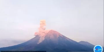Gunung Semeru erupsi terpantau dari Pos Pengamatan Gunung Semeru di Gunung Sawur, Desa Sumberwuluh, Kabupaten Lumajang, Senin (25/12/2023), ANTARA/HO-PVMBG/pri,