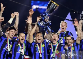 Kapten Inter Milan Lautaro Martinez mengangkat trofi Piala Super Italia setelah menang 1-0 atas Napoli di laga final di Al Awwal Stadium, Riyadh, Arab Saudi (23/1/2024). ANTARA/REUTERS/Ahmed Yosri/aa.
