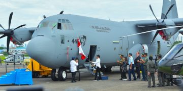 Presiden Jokowi menyaksikan penyerahan pesawat C-130J Super Hercules dari Kemhan ke TNI AU, di Pangkalan TNI AU Halim Perdanakusuma, Jakarta, Rabu (24/01/2024). (Foto: Humas Setkab/Rahmat)