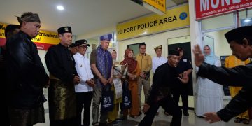 Pj Walikota Hasan saat Menyambut Kedatangan Wisman Perdana di Pelabuhan SBP Tanjungpinang, foto: Mael/detak.media