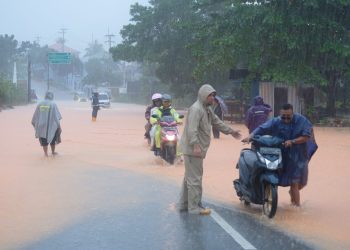 Kondisi Banjir di Jalan Nusantara Kilometer 12 Tanjungpinang, foto: Mael/detak.media