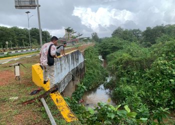 Tim Pencarian saat Mencari Korban dengan Menyisir Aliran Parit Jalan Satria, foto: Mael/detak.media