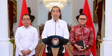 Presiden Jokowi didampingi Mensesneg Pratikno dan Menteri PANRB Abdullah Azwar Anas memberikan keterangan pers, Jumat (05/01/2024). (Foto: BPMI Setpres)