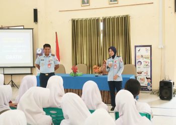 Danlanud RSA, Kolonel Pnb Dedy Iskandar, saat memberikan pemahaman tentang menjadi prajurit TNI AU (foto : ist)