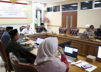 Wakil bupati Natuna Rodhial Huda didampingi Sekda Natuna, Boy Wijanarko saat membuka FGD (foto : ist)