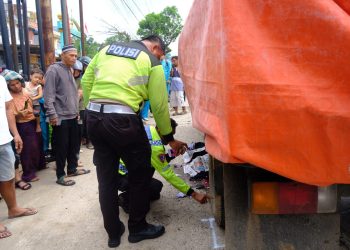 Kondisi Wanita Pengendara Motor usai Dilindas Truk di Jalan WR Supratman Tanjungpinang, foto: Mael/detak.media