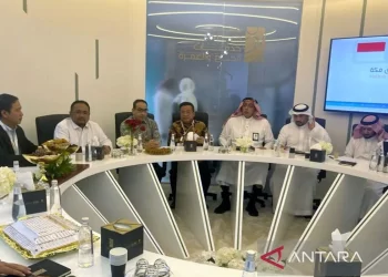 Menag Yaqut Cholil Qoumas (dua kanan) usai bertemu dengan Direktur Jenderal Bidang Paspor Kementerian Imigrasi Saudi Sulaiman bin Abdul Aziz di Jeddah, Arab Saudi. ANTARA/HO-Kemenag/pri.